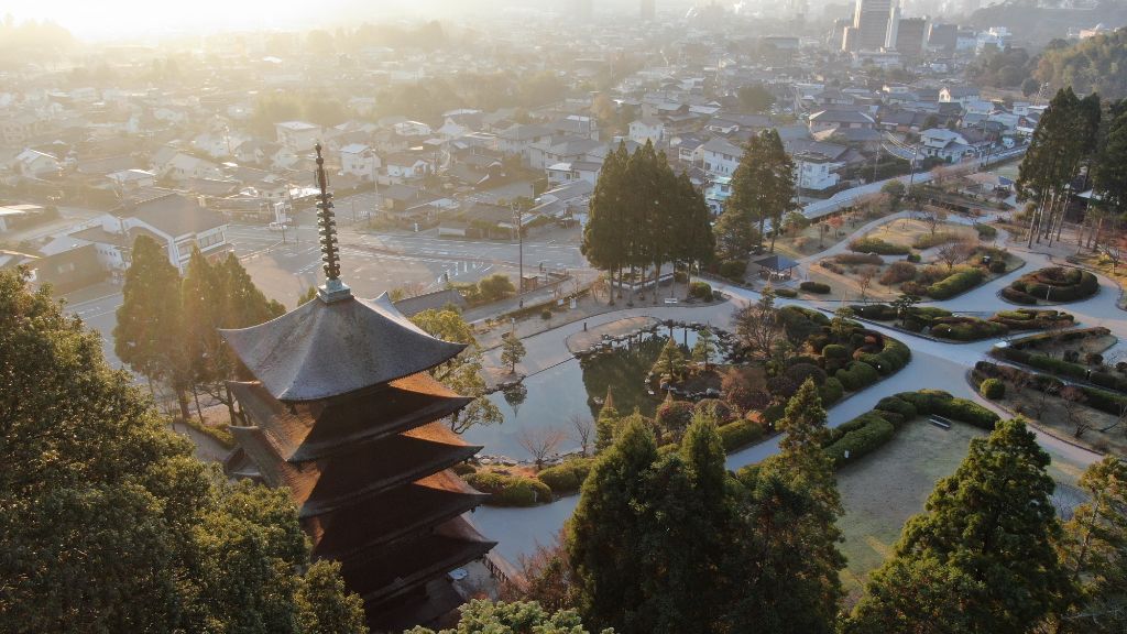 瑠璃光寺五重塔と山口市街の俯瞰 — 朝の光に包まれた香山公園と市街地